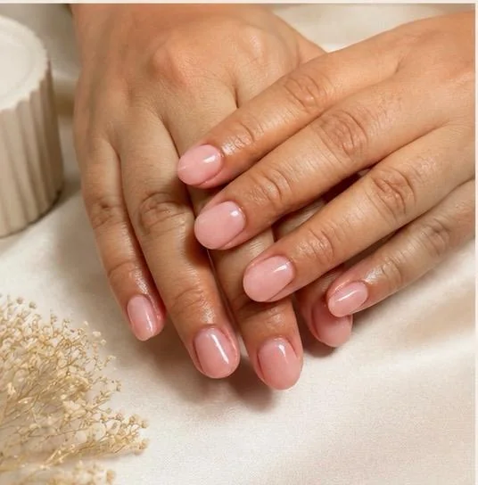 Builder Gel na may natural pink gel color para sa glossy, malinis, at simple na look.